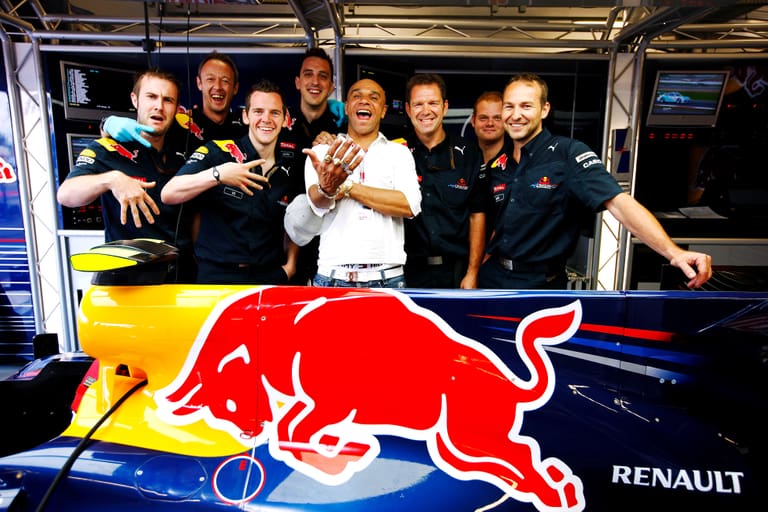 GEPA-11071099002 - FORMULA 1 - Grand Prix of Great Britain 2010, Silverstone. Image shows Goldie and the Red Bull Racing team. Photo: Mark Thompson/Getty Images - For editorial use only. Image is free of charge.